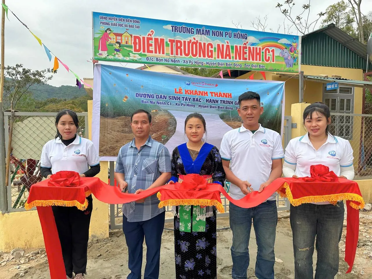 Hình ảnh minh họa việc chia sẻ dữ liệu an toàn với các đối tác thứ ba của 123b, với các liên kết được mã hóa và biểu tượng tin cậy.