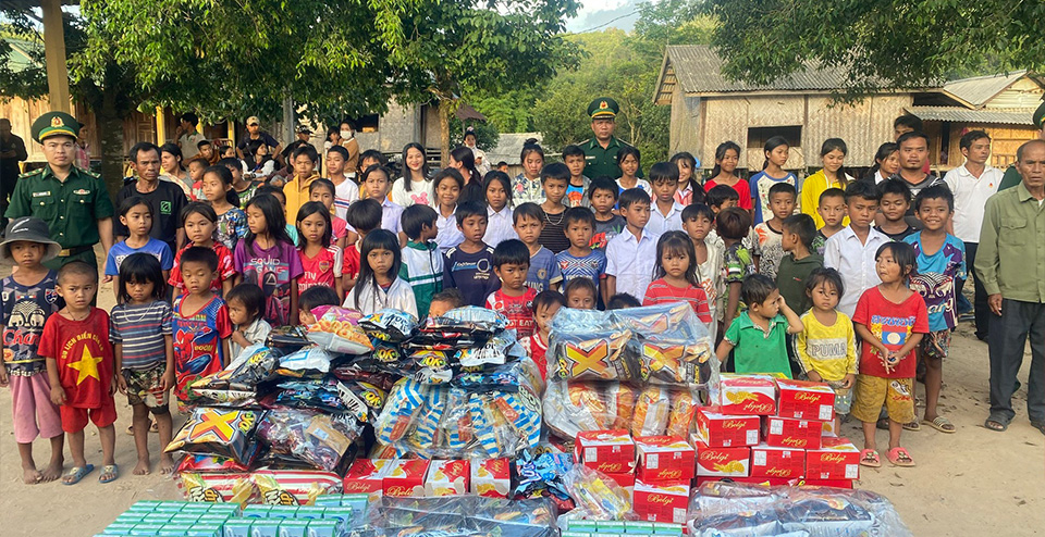 Hình ảnh đội ngũ 123B làm việc cùng nhau thể hiện sứ mệnh và tầm nhìn của công ty